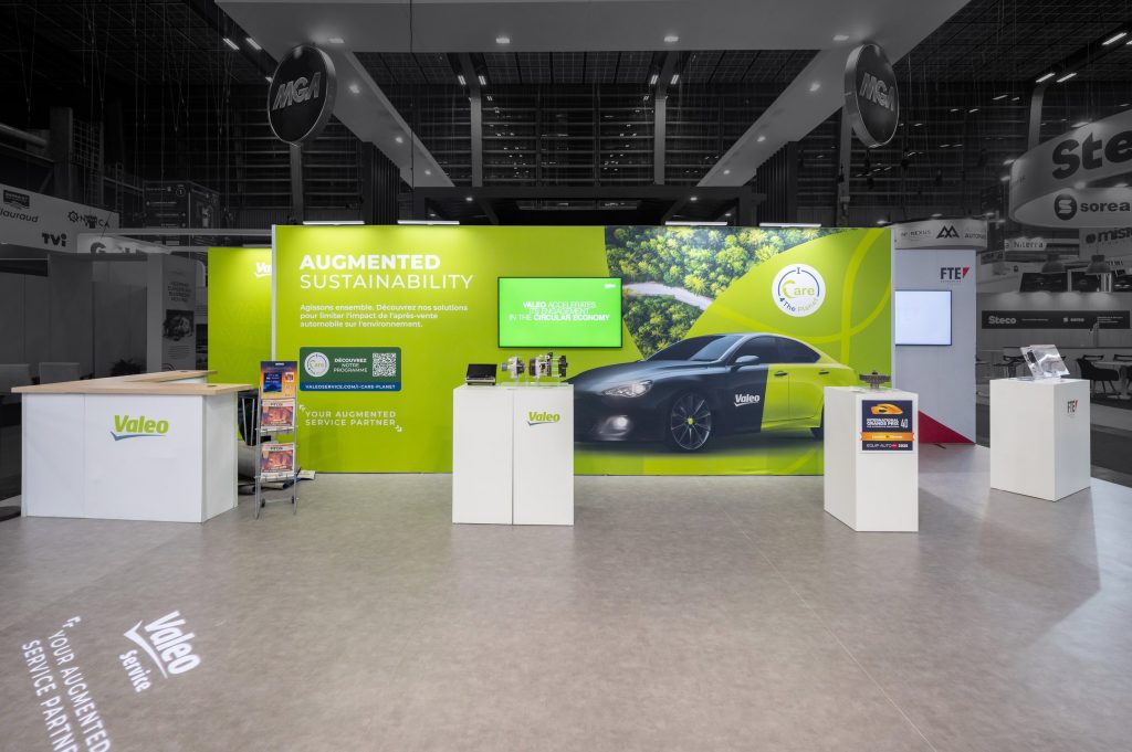Photo du stand modulaire créé par R2 Stand pour Valéo au salon Equipauto, vue de la partie éco-responsable et produits reconditionnés