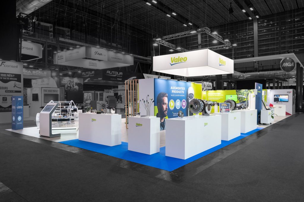 Photo du stand modulaire Valéo réalisé par R2 Stand sur Equipauto, vue sur l'angle d'attaque du stand avec les produits présentés