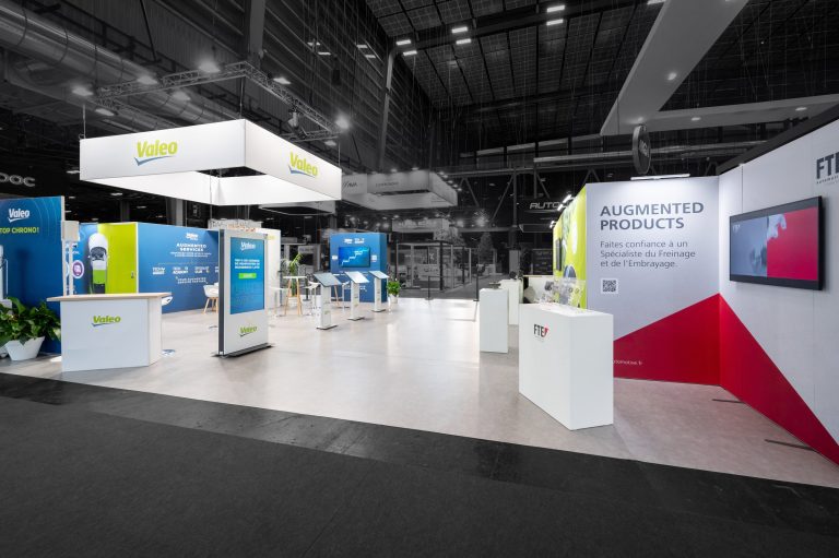 Photo of the Valéo modular stand created by R2 Stand at Equipauto, view of the reconditioned products corner and visitor route with interactive terminals and game terminal.