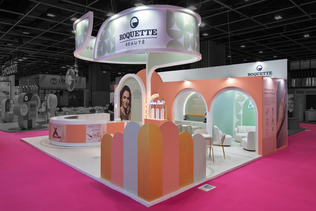 PHOTO STAND ROQUETTE BEAUTE IN COSMETICS vue angle droit